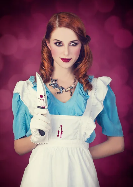 Портрет молодой рыжей женщины, одетой как Алиса в Стране Чудес — стоковое фото