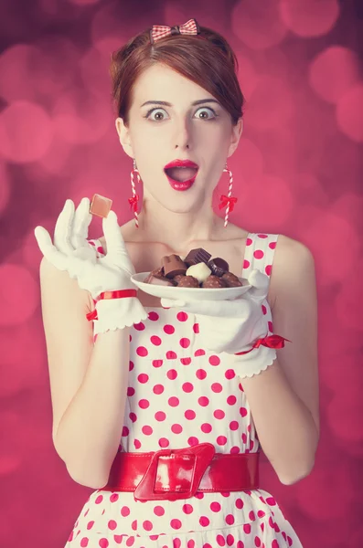 Mooie roodharige vrouwen met snoep. — Stockfoto