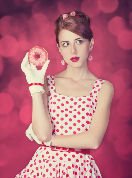 Donut ile güzel kızıl saçlı kadın. — Stok fotoğraf