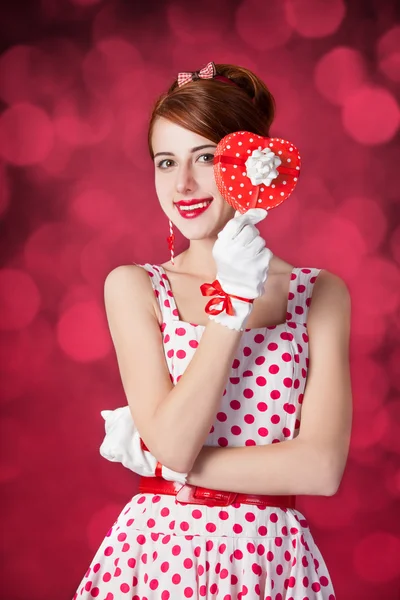 Mooie roodharige vrouwen met cadeau. — Stockfoto