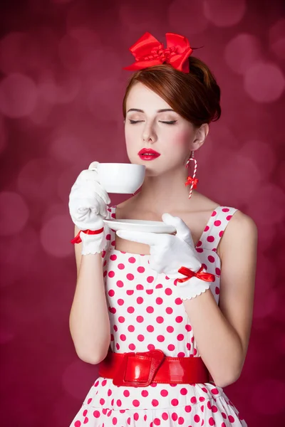 Beautiful redhead women with cup of tea. — Stock Photo, Image