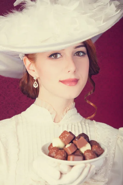 Красивые рыжие женщины с конфетами . — стоковое фото