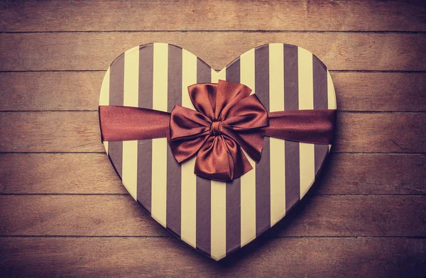 Herzförmige Valentinskiste handgefertigt auf Holzhintergrund — Stockfoto