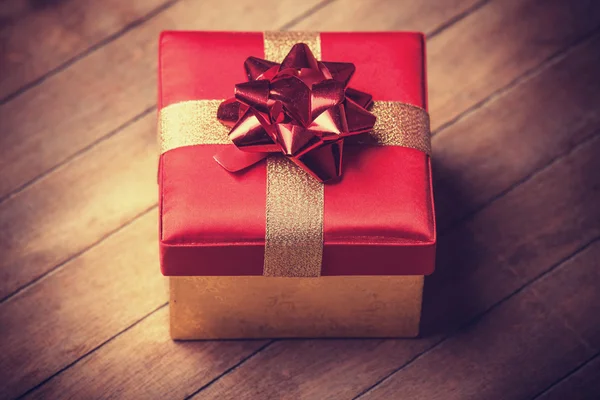 Caja de regalo de Navidad en mesa de madera — Foto de Stock