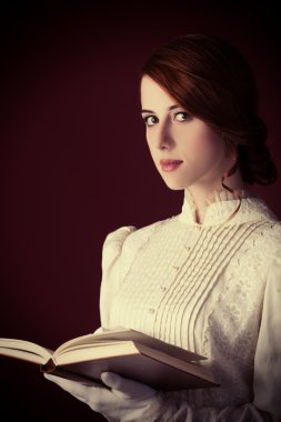 kitap ile güzel kızıl saçlı kadın