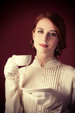 çay ile güzel kızıl saçlı kadın