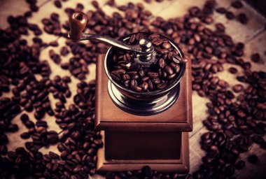 kahve öğütücü ile ahşap bir masa üzerinde kahve taneleri