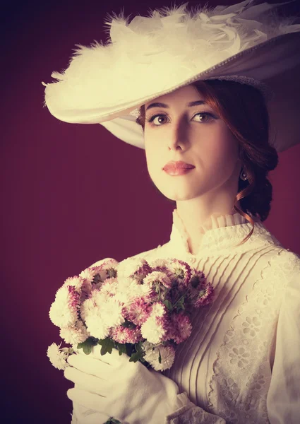 Schöne rothaarige Frauen mit Blumenstrauß — Stockfoto