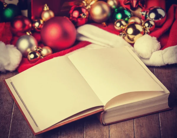 Libro y regalos de Navidad — Foto de Stock