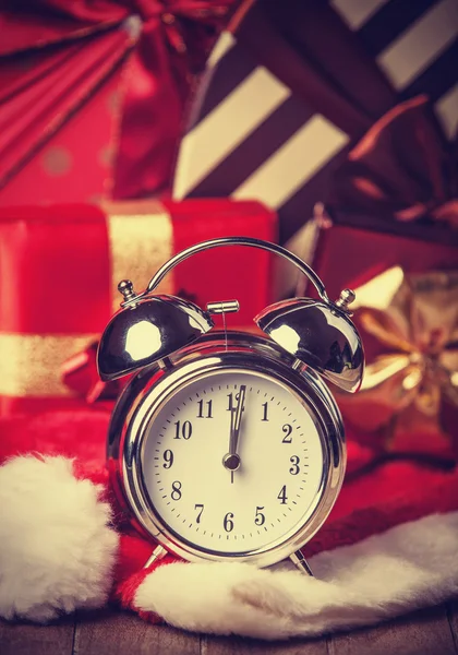 Винтажные часы на рождественском фоне — стоковое фото