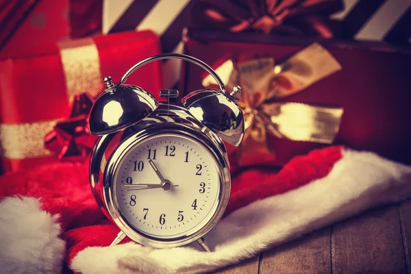 Vintage klocka på jul bakgrund — Stockfoto