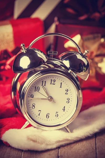 Reloj vintage sobre fondo navideño — Foto de Stock