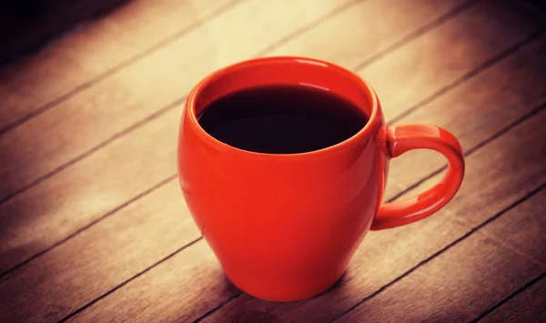 Tazza rossa di caffè sul tavolo di legno — Foto Stock
