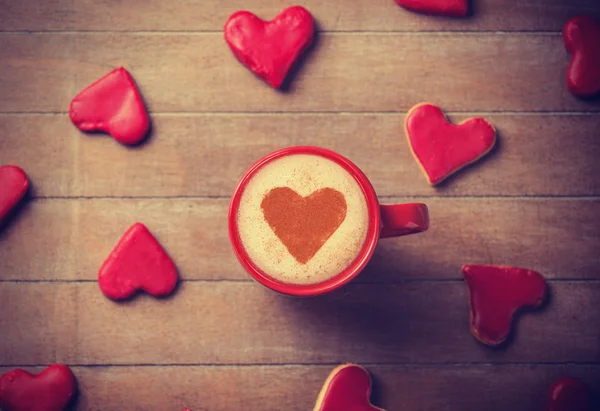 Tasse de café avec symbole de coeur et bonbons autour . — Photo