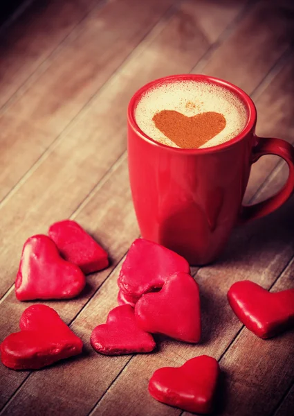 Tasse de café avec symbole de coeur et bonbons autour . — Photo