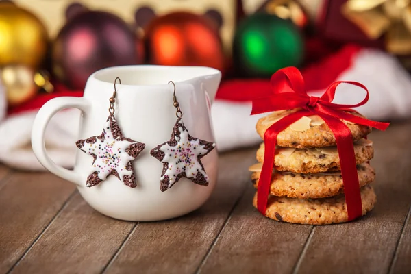 Galletas, pendientes y regalos de Navidad en segundo plano — Foto de Stock