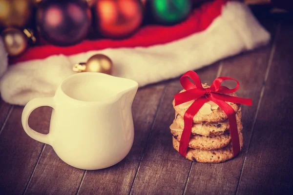 Cookies, boucles d'oreilles et cadeaux de Noël en arrière-plan — Photo