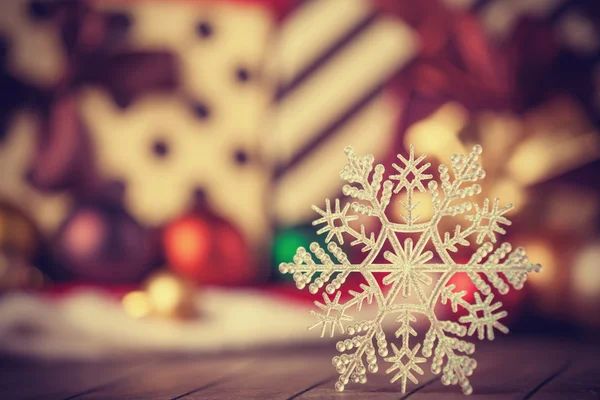 Schneeflocke und Weihnachtsgeschenke. — Stockfoto