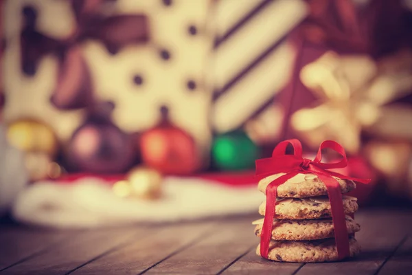 Ahşap masa üstünde Noel hediyeleri ile tanımlama — Stok fotoğraf