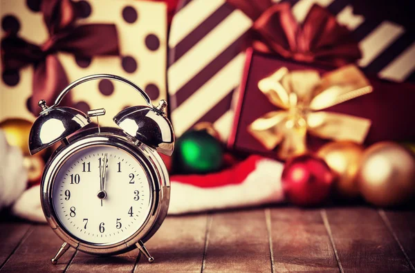 Relógio vintage no fundo de Natal — Fotografia de Stock