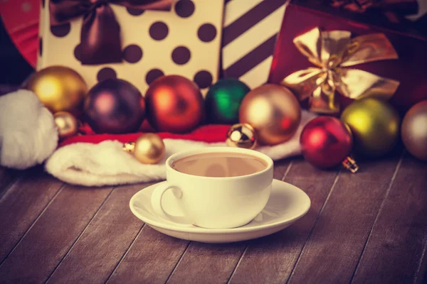 Tazza di caffè e regali sullo sfondo — Foto Stock