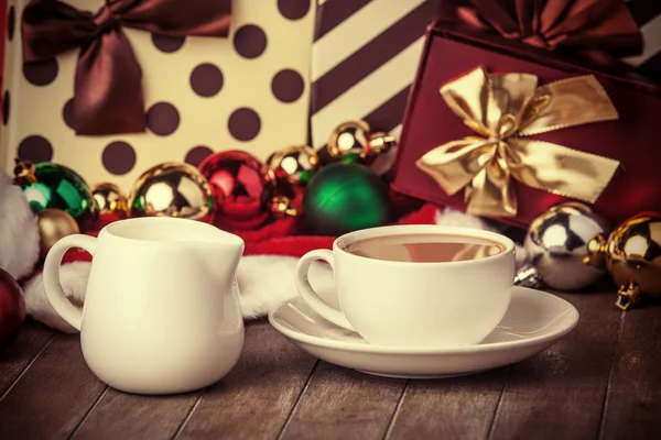 Tazza di caffè e regali sullo sfondo — Foto Stock