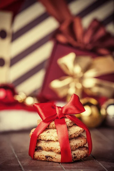 Ahşap masa üstünde Noel hediyeleri ile tanımlama — Stok fotoğraf