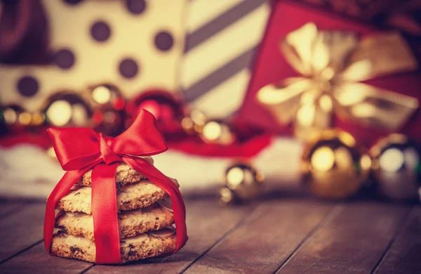 Печенье с рождественскими подарками на деревянном столе — стоковое фото