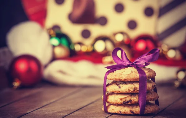 Печенье с рождественскими подарками на деревянном столе — стоковое фото