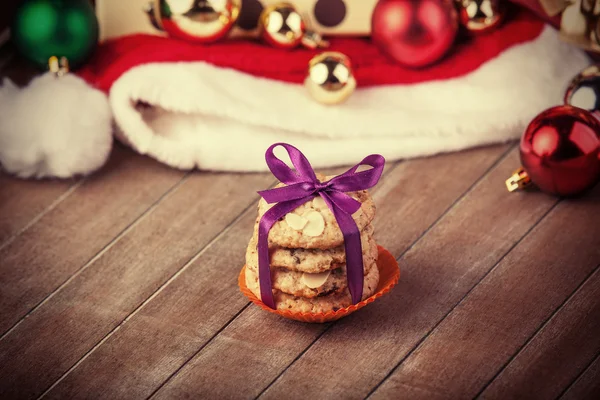 Cookies with christmas gifts on wooden table — Stock Photo, Image