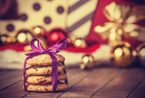 Cookies med julklappar på träbord — Stockfoto