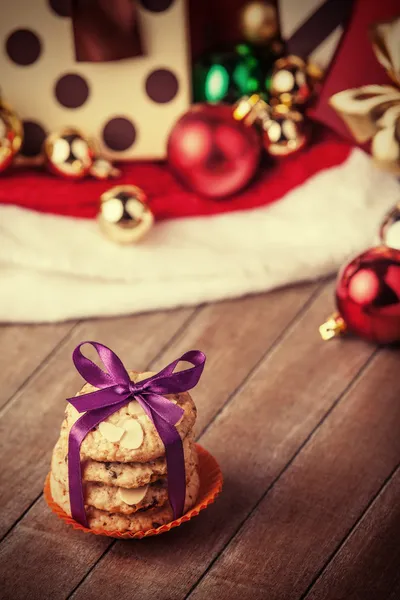 Biscoitos com presentes de Natal na mesa de madeira — Fotografia de Stock