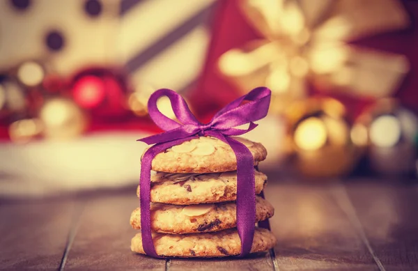 Biscoitos com presentes de Natal na mesa de madeira — Fotografia de Stock