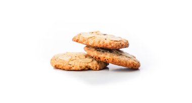 Beyaz arka plan üzerinde izole ev yapımı çikolatalı pasta kurabiye