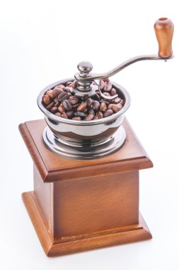 kahve Öğütücü ve beyaz arka plan üzerinde izole kahve çekirdekleri