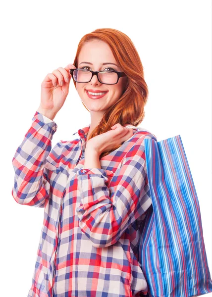 Kızıl saçlı kız alışveriş çantası ile — Stok fotoğraf