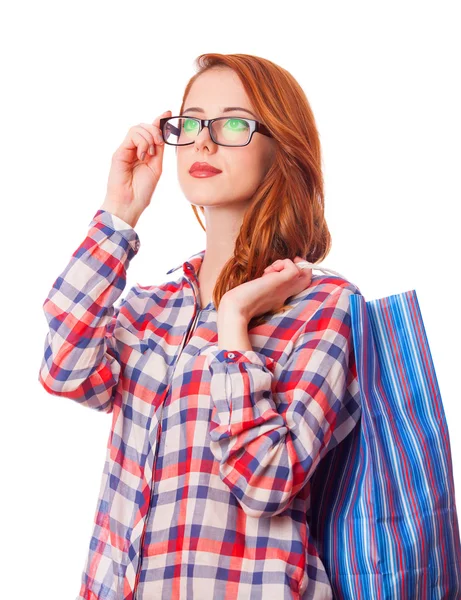 Rödhårig tjej med shopping väska — Stockfoto
