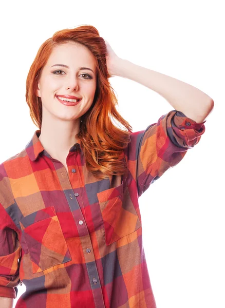 Roodharige meisje in shirt op witte achtergrond geïsoleerd. — Stockfoto