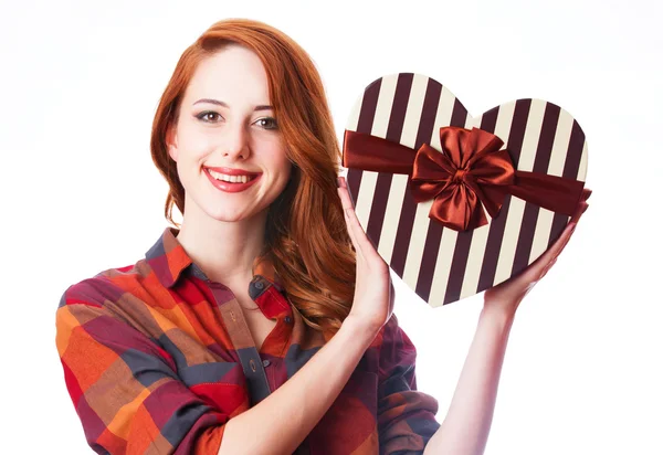 Rødhåret pige med gave . - Stock-foto