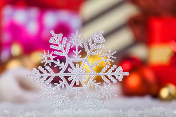 Śnieżynka i Boże Narodzenie prezenty — Zdjęcie stockowe
