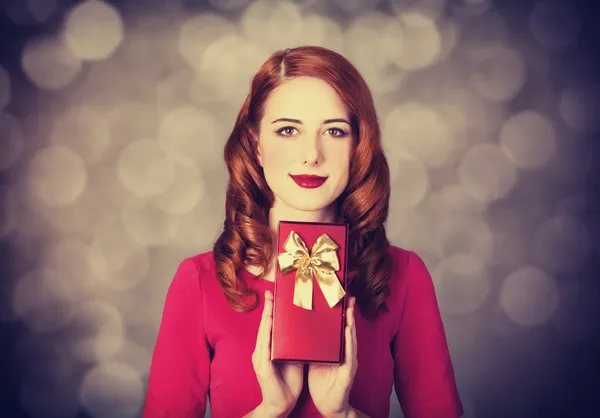 Redhead women with gift. — Stock Photo, Image