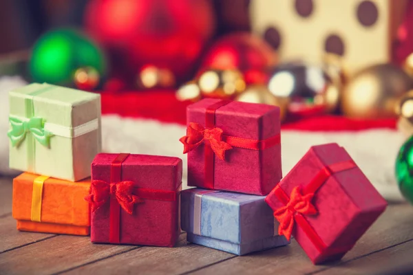 Kleine geschenken bij Kerstmis achtergrond — Stockfoto