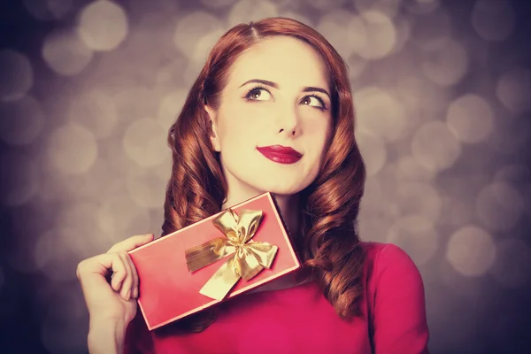 Donne rosse con regalo . — Foto Stock