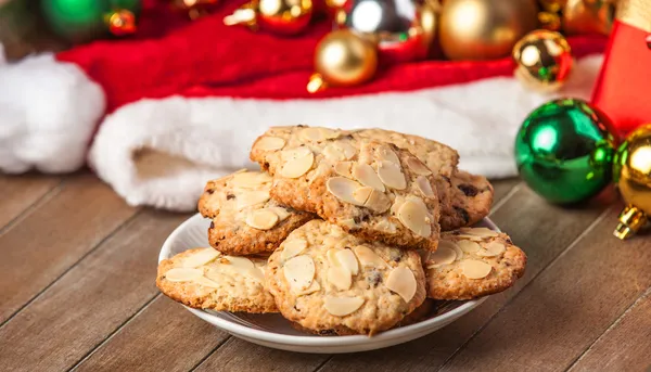 Galletas con regalos de Navidad en mesa de madera —  Fotos de Stock