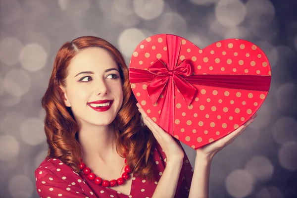 Rödhårig tjej med present till alla hjärtans dag. — Stockfoto