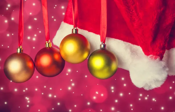 Boules de Noël sur ruban avec chapeau de Père Noël . — Photo