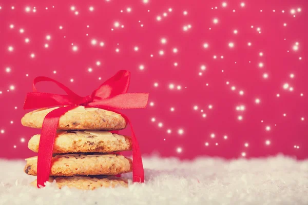 Biscoitos de Natal e neve no fundo — Fotografia de Stock