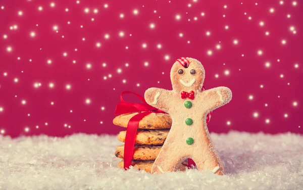 Biscoitos de Natal e neve no fundo — Fotografia de Stock