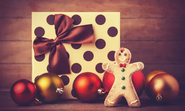 Biscotto con regali di Natale sulla tavola di legno — Foto Stock