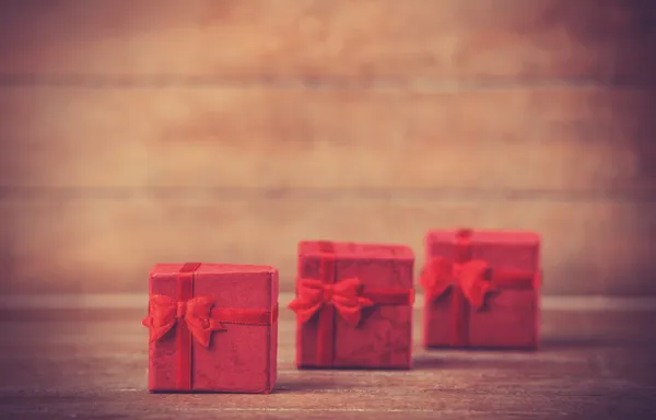 Pequeños regalos en mesa de madera . —  Fotos de Stock